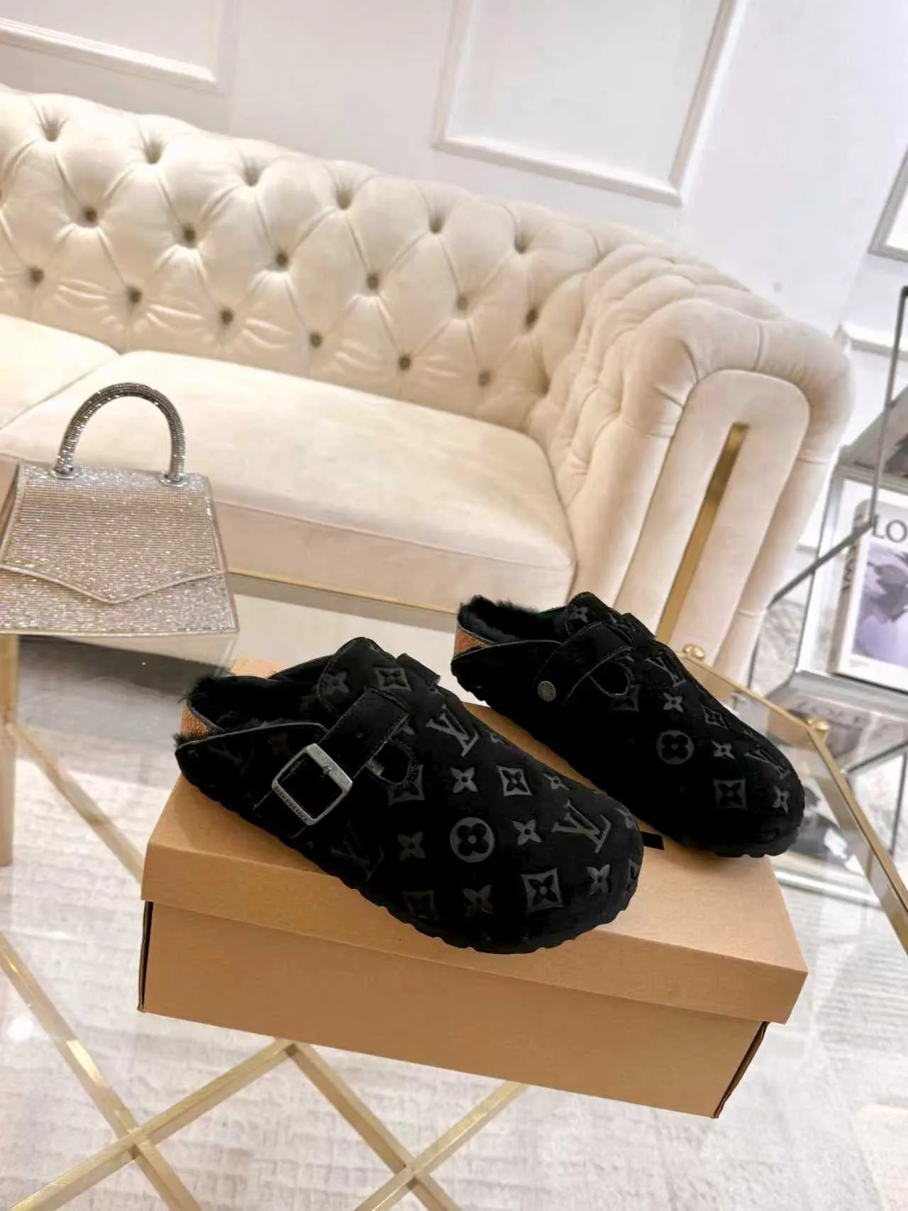 p600 ✨ LV wool slippers for couples｜Even the toes exude a sense of luxury ✨ We have achieved the ultimate restoration of the "high version" of this pair of LV classic Birkenstock slippers, with the mark of luxury in every detail. 👫 ▫️ Original jacquard with delicate cowhide leather, retro texture is at your fingertips; ▫️ 100% pure wool lining, wearing barefoot is like stepping on clouds, skin-friendly, breathable and not sweaty; ▫️ Three-dimensional toe cap + non-slip rubber sole, safe and secure when walking in the wind.  The belt buckle and presbyopia elements are embellished, revealing the aura of a big-name brand in a low-key manner. Whether it is on a date or out on the street, every step is like walking in the middle of a show.  Pair it with jeans for a lazy and casual look; with a coat and skirt, it will look elegant. With one pair of shoes, you can easily switch between multiple styles, and you never have to be deliberate about the sense of luxury.  #LVcouples #high-endwear #lightluxurylife #quality recommendation Fabric: classic presbyopia/imported sheepskin/classic jacquard fabric Lining: imported wool lining Sole: original rubber sole Size: Female 35-41 Male 38-46